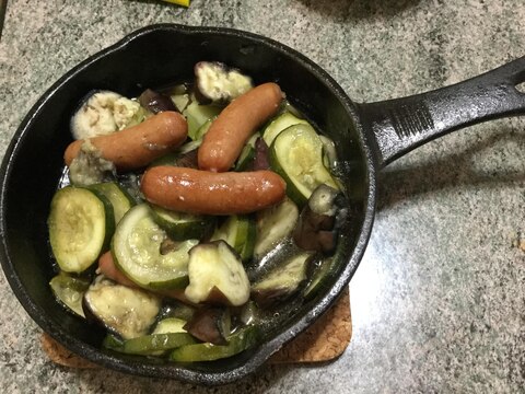 スキレットで茄子とズッキーニのガーリック焼き